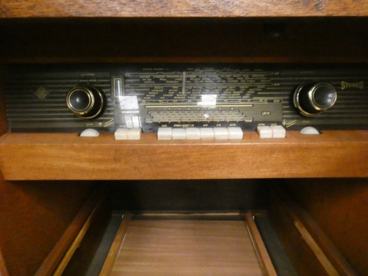 A 7829 Radio Cabinet Oak 2 Doors Eurotroc Belgium Export