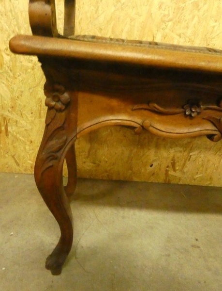 A 8561 - Louis XV pianobench walnut 1900