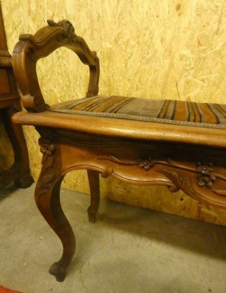 A 8561 - Louis XV pianobench walnut 1900