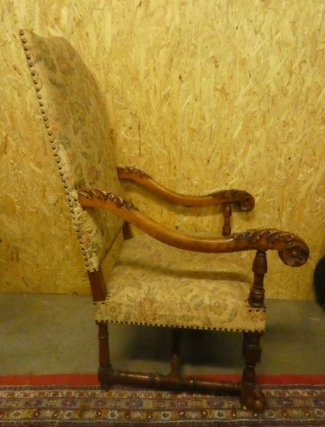 A 8565 - Louis XIII armchair
