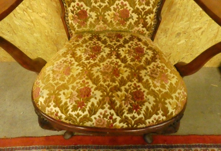 A 8572 - Queen Ann armchair