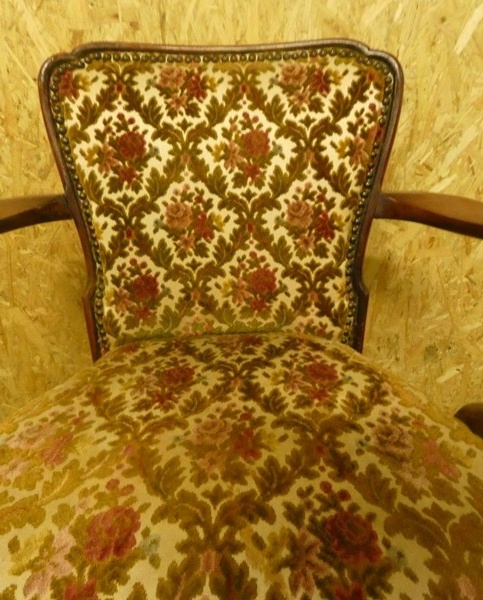 A 8572 - Queen Ann armchair