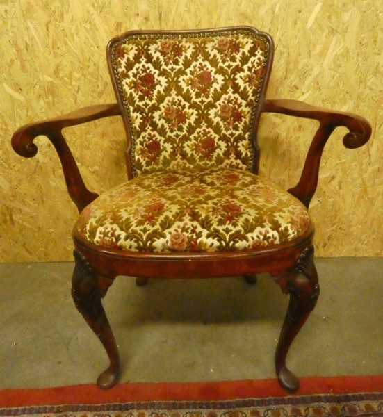 A 8572 - Queen Ann armchair