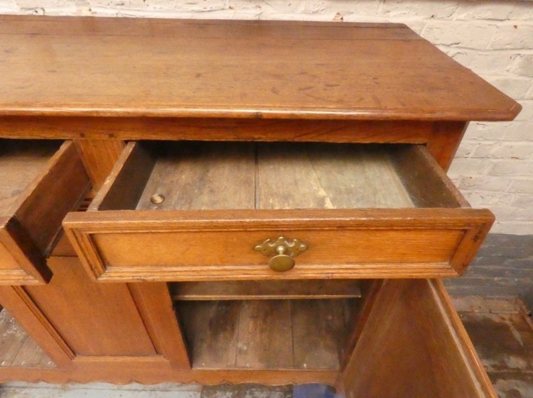 B 2338 - Dresse 1800 2 doors 3 drawers