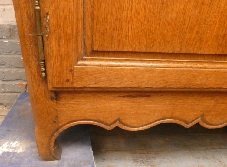 B 2338 - Dresse 1800 2 doors 3 drawers