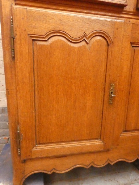 B 2338 - Dresse 1800 2 doors 3 drawers
