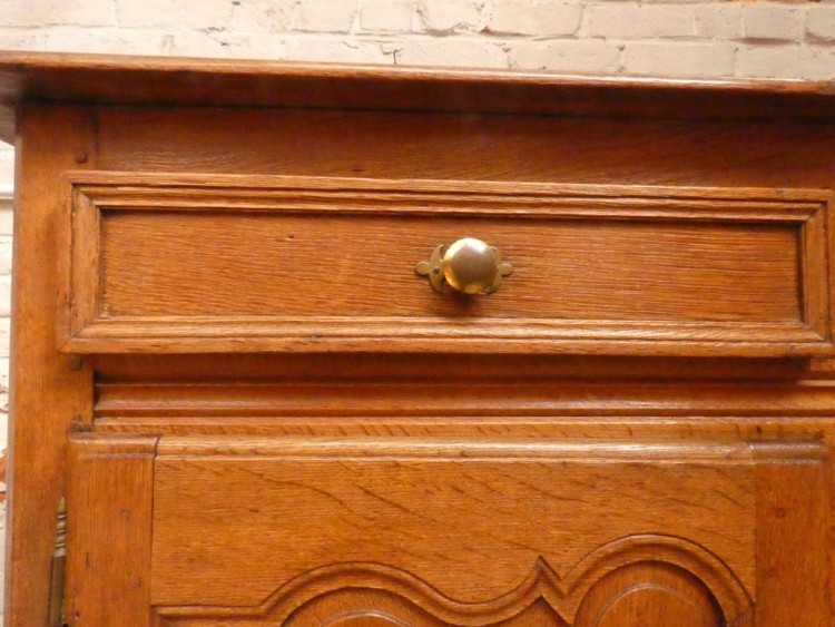 B 2338 - Dresse 1800 2 doors 3 drawers