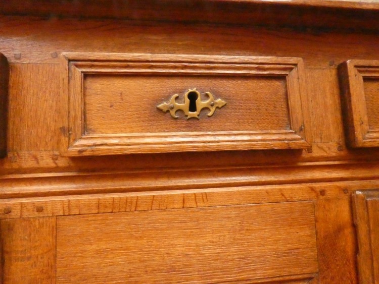 B 2338 - Dresse 1800 2 doors 3 drawers
