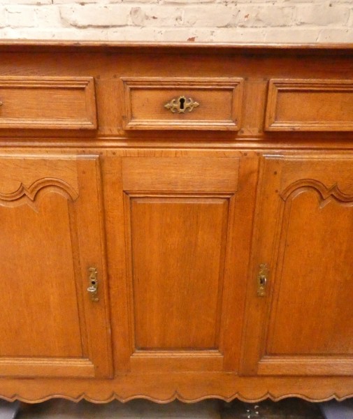 B 2338 - Dresse 1800 2 doors 3 drawers