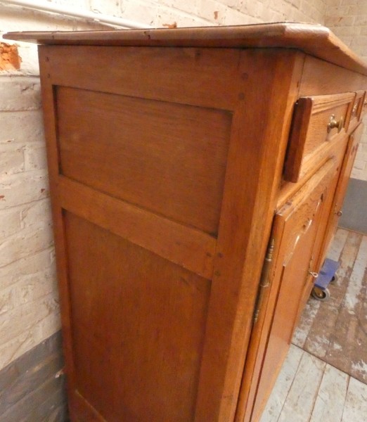 B 2338 - Dresse 1800 2 doors 3 drawers