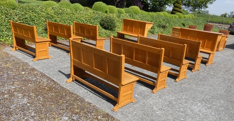 D 387 - Court Set 7 benches Juge Chair Counter 2 loyers benches 2 chairs